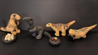 Neljä keraamista dinosaurusta.