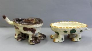 Kaksi eläinmuotoista keramiikka-astiaa.
