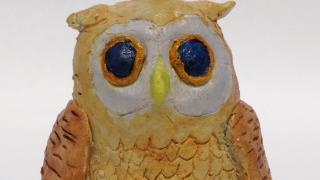 Keltainen keraaminen pöllö.