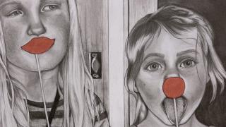 Hiilipiirustus, jossa kahdella lapsella on punaiset tikun päässä olevat nenä ja huuli naamiot.